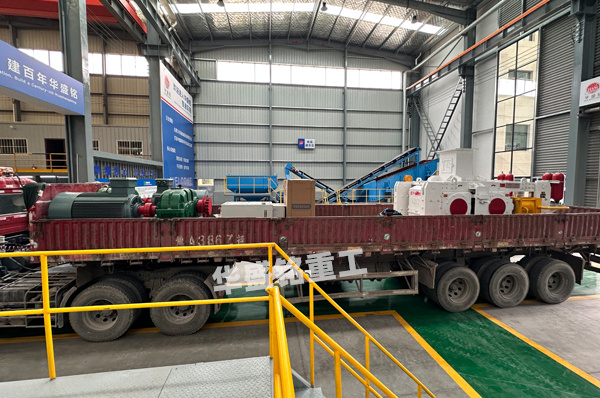 時產150-200t/hG1000x600型高壓輥磨機發(fā)貨現場 